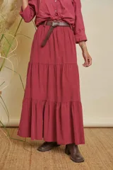 Pollera larga color bordó, con volados y elástico en la cintura.