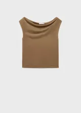 Top sin mangas color marrón topo, con cuello drapeado (cowl neck) y diseño entallado.