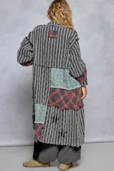 Chaqueta larga con cuello camisero y diseño patchwork con retazos de tela a rayas, cuadros y estampados florales.