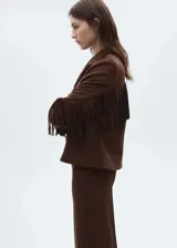 Chaqueta marrón con efecto piel, cuello con solapa, sin cierre, diseño recto y detalle de flecos en mangas y espalda.