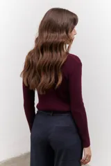 Buzo de morley color marrón, versátil y cómodo, ideal para usar como primera capa o solo.