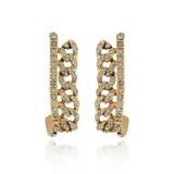 Par de aros tipo argolla de metal dorado con diseño de eslabones y strass incrustado.