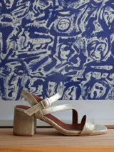 Sandalia dorada con strass, tiras finas y hebilla lateral.