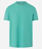 Remera deportiva color verde agua, de corte regular, con cuello redondo y mangas cortas. Confeccionada en tejido transpirable con tecnología Dry y estampa localizada en la manga.