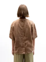 Remera marrón de lino con mangas cortas y corte holgado.