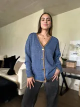 Saco tejido en algodón y lurex color gris con detalles dorados, terminaciones hechas a mano con crochet en lana Merino color marrón y botones dorados.
