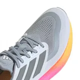 Zapatillas de running para hombre con diseño moderno y tecnología Boost para mayor comodidad.