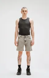 Bermuda de denim gris con efecto lavado, cinco bolsillos, calce regular y ruedo desflecado.