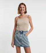 Minifalda de jean celeste con bordado de flores pequeñas en tonos rosa y celeste.