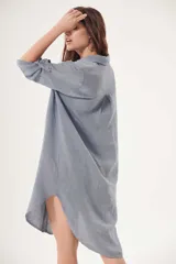 Vestido camisero blanco de lino, con cuello clásico, cierre frontal con botones y mangas 3/4 con trabillas.