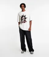 Remera blanca de algodón, corte oversized, manga corta y cuello redondo. Estampado frontal con la imagen de un rostro y la frase "Never Out O' Tune".