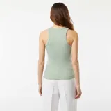 Musculosa verde con sisas anchas y cuello redondo.