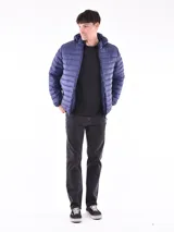 Campera puffer color marrón con capucha y cierre frontal. Diseño acolchado horizontal.