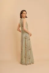Vestido largo con breteles anchos, bordado en canutillos y lentejuelas de diferentes colores.