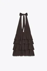 Vestido corto marrón con cuello halter que se ata con lazo, escote en pico, espalda descubierta y falda con volantes.