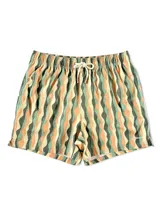 Short de baño blanco con estampado de hojas de palmera en tonos verde, rojo y amarillo.