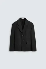 Blazer negro de corte relajado confeccionado en tejido fluido con mezcla de viscosa y textura arrugada. Tiene cuello con solapas de muesca, manga larga con puños abotonados, bolsillos de solapa en la cadera, abertura central en la espalda y cierre frontal con botones.