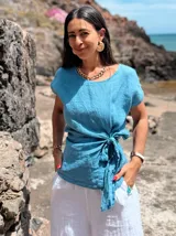 Blusa naranja de lino con mangas cortas y nudo frontal.