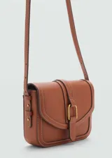 Bolso bandolera marrón de efecto piel, con hebilla decorativa dorada, asa ajustable y cierre de solapa con botón magnético.