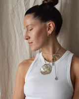 Aros de diseño exclusivo, elaborados a mano en bronce y alpaca, con pernos y cierres de plata 925.