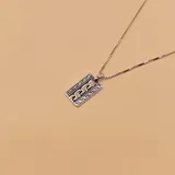 Conjunto de cadena con dije rectangular de plata 925 con diseño calado.