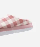 Pantufla femenina cerrada, estilo mule, con forro interior de borrego sintético color crema y suela de goma termoplástica. El exterior presenta un estampado de cuadros vichy en tonos blanco y celeste claro.