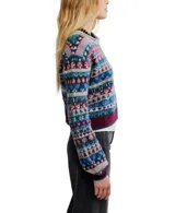 Sweater multicolor de punto con cuello redondo, mangas largas y puños ajustados. Presenta un patrón Fair Isle con motivos geométricos y de corazones en tonos azules, violetas, rosas y beige.