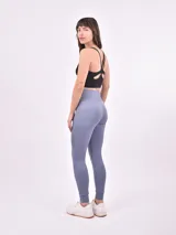 Top sin costuras color lila, de diseño ajustado y tirantes delgados.