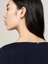 Remera Tommy Hilfiger azul marino de algodón con cuello barco y mangas tres cuartos.