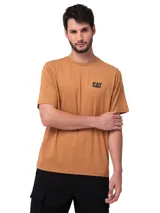 Remera de manga corta color marrón tostado con el logo de Caterpillar (CAT) estampado en negro en el pecho.