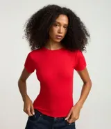 Blusa color beige de viscosa con elastano, de manga corta, cuello redondo, textura acanalada y bajo ondulado.