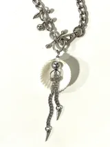 Collar plateado con cadena de acero quirúrgico, dije de concha marina y detalles de acero quirúrgico.