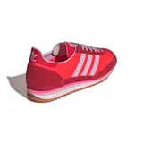 Zapatillas de deporte de mujer en color rojo, con detalles en tonos más claros y suela de goma.