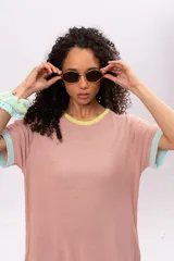 Vestido largo tipo remerón de manga corta color rosa, con cuello redondo y ruedo con ribete naranja.