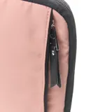 Bandolera porta documentos color rosa con detalles en negro. Tiene correa ajustable, cierre principal, bolsillo interno con cierre, bolsillo externo con cierre y múltiples compartimentos para tarjetas y billetes.