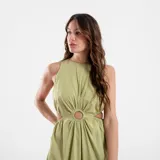 Vestido color crudo con detalle de abertura en la cintura y diseño de corte ajustado.