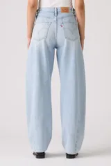 Pantalón de jean celeste de corte ancho, con bolsillos delanteros y traseros, y detalle de costuras en las rodillas.