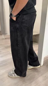 Pantalón de jean negro con corte super baggy.