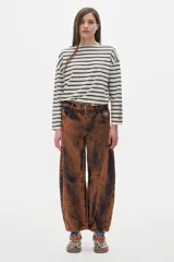 Pantalón jean color marrón con efecto lavado, de corte slouchy, tiro medio y estilo mom.