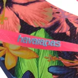 Ojotas Havaianas de goma color blanco con textura en la plantilla y tiras con diseño trenzado.