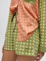 Short boxy de viscosa con estampado de flores, pretina combinada y cordón ajustable. Diseñado en Uruguay.