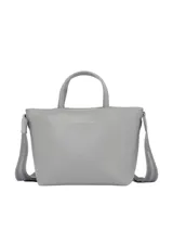 Cartera tote de mujer color gris claro, con acabado granulado y cierre de cremallera. Cuenta con dos asas superiores y una correa cruzada ajustable tejida con inscripción de la marca.