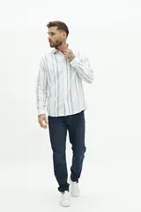 Camisa de manga larga para hombre, color blanco con rayas verticales finas en tonos grises y azules. Confeccionada en una mezcla de lino y algodón, de corte semi slim y logo bordado en el pecho.