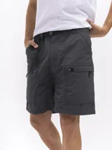 Bermuda negra de nylon con cinturón incorporado ajustable, dos bolsillos laterales superiores, dos bolsillos laterales con cierre y dos bolsillos traseros con botón.