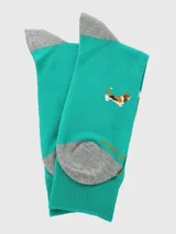 Calcetín largo de hombre color verde menta con estampado repetitivo de perros Basset Hound tricolor. El talón y la punta son de color gris.