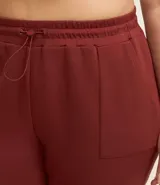Pantalón deportivo estilo jogger color ladrillo, confeccionado en poliviscosa. Cuenta con cintura ajustable, bolsillos laterales y dobladillo ajustado.