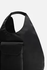 Bolso shopper negro de hombro fabricado en tejido técnico. Tiene un compartimento principal sin cierre, un bolsillo interior plano, un bolsillo interior con cierre de cremallera y dos bolsillos frontales con cierre magnético.