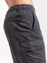 Bermuda cargo gris oscuro con bolsillos laterales con solapa y botón.