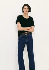 Camiseta de manga corta color terracota, con cuello redondo y corte ajustado.