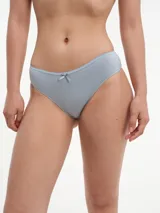 Bombacha de bikini color rosa claro, corte clásico con cintura baja y detalle de puntilla en el borde superior y moño pequeño en el centro.